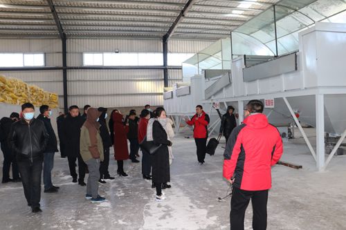 筑夢(mèng)峰會(huì)核心客戶參觀通四方農(nóng)科高塔車(chē)間投料口處 筑夢(mèng)峰會(huì)核心客戶參觀通四方農(nóng)科高塔車(chē)間投料口處